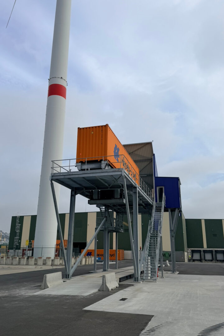 Frontaal zicht op container tipper van Maxpac in de haven van Antwerpen bij logistieke speler